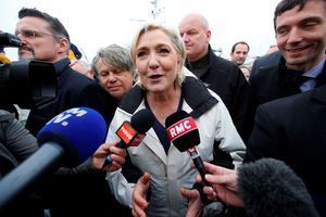 Marine Le Pen parle à la presse après sa visite à Le Grau-du-Roi.