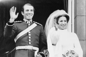 La princesse Anne et le capitaine Mark Phillips, au balcon de Buckingham, après leur mariage à l'Abbaye de Westminster, le 14 novembre 1973.