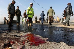 Les secours sauvent les premiers blessés à Kaboul, le 11 décembre. 
