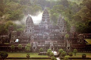 En 1863, quand la France établit son protectorat au Cambodge, les anciens sanctuaires bâtis en grès sont ensevelis sous les racines d’arbres géants qui les préservent de la pluie et enserrent les murs comme des arceaux.