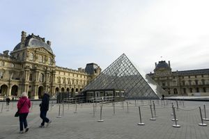La pyramide du Louvre. 