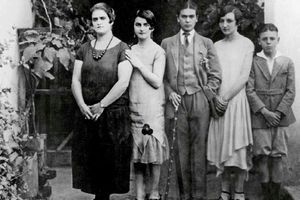 Dans le patio de la maison Bleue de Coyoacan, en 1926. Le garçon en costume trois-pièces qui pose pour son père avec sa mère, Matilde, et sa soeur Cristina (à gauche), c’est Frida.