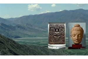  Apothéose bouddhique (Pakistan, Gandhara Mohammed Nari, DR), Tête de Buddha monumentale (Pakistan, Taxila Jaulian, stupa principal, DR) sur fond de la Vallée du Swat (Site de Ninogram copyright Pierre Cambon).