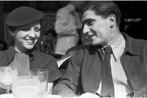 Gerda Taro et son compagnon Robert Capa, à la terrasse d’un café parisien en 1936. 