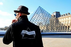 JR devant la Pyramide du Louvre, le 26 mars 2019.