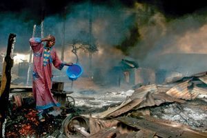 Avec sa photo, primée en 2007, d’un homme se lavant après l’explosion d’un pipeline de gaz à Lagos, le Nigerian Akintude Akinleye a interpellé le monde entier sur les drames que vit son pays