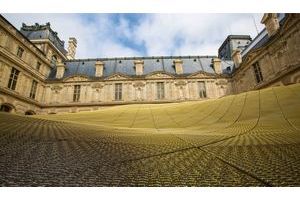  Dans la cour Visconti, au Louvre, à Paris. Les concepteurs de la voilure, les architectes Rudy Ricciotti et Mario Bellini, la comparent à « un nuage doré » ou à « une aile de libellule ».