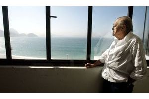  Oscar Niemeyer en 2003, dans son bureau qui surplombe Copacabana, à Rio de Janeiro.