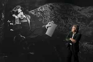 Un portrait de famille qui se joue du temps : Oscar Wilde (à g.) et Merlin Holland au Petit Palais, jeudi 15 septembre.