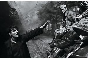 21 août 1968. Les chars russes donnent un coup fatal à « l’insoutenable légèreté » du Printemps de Prague