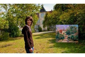  Sophie partage son temps entre Paris et la maison d’Essoyes, dans l’Aube, qu’elle ouvre aussi au public. En médaillon : « La maison d’Essoyes », de Pierre-Auguste Renoir (1906), huile sur toile, 41 x 33 cm, Galerie Daniel-Malingue, Paris.