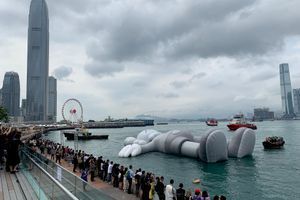 Un étrange Mickey géant flotte à Hong Kong