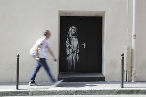 Oeuvre de Banksy sur la porte de sortie de secours du Bataclan.