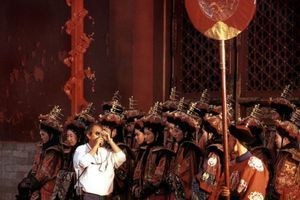 Bernardo Bertolucci sur le tournage du "Dernier empereur".