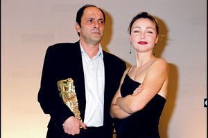 Avec l'actrice en 1998. Il remporte alors le César du meilleur second rôle pour «On connaît la chanson», d'Alain Resnais.