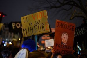 Des manifestants à proximité de la salle Pleyel. 