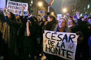 Des manifestantes protestent à la sortie des César à Paris le 28 février 2020