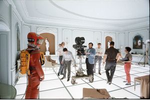 Stanley Kubrick (derrière la caméra) a passé près de quatre ans sur le projet. Le tournage a démarré le 29 décembre 1965, le film est sorti en Angleterre en avril 1968, en France en septembre 1968.