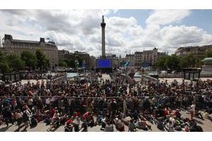  Des centaines de fans à Trafalgar Square, le 6 juin, soit la veille de l’avant-première mondiale du dernier volet d’"Harry Potter". 