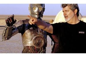  George Lucas dirige Anthony Daniels, dans son costume de C3PO, en 2002, lors du tournage de «L'Attaque des Clones».