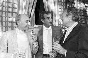 Michel Audiard, Jean-Paul Belmondo et Georges Lautner fêtent le millionième spectateur de « Flic ou voyou », le 18 septembre 1979. 