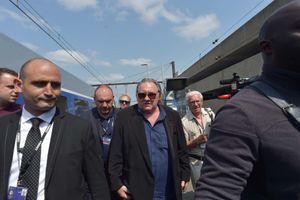 Gérard Depardieu à son arrivée en gare d'Angoulême.