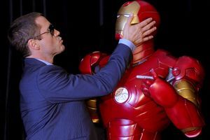 Robert Downey Jr et une statue d'Iron Man en Australie, en 2008.