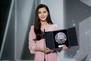 Fan Bing-bing reçoit la Coquille d'argent de la meilleure actrice.