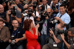 La star italienne Sophia Loren joue avec les photographes lors du photocall, mercredi, à Cannes.