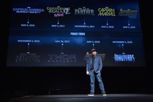 Kevin Feige, le patron de Marvel Studios, devant l'écran qui présente les nouveaux films à venir.
