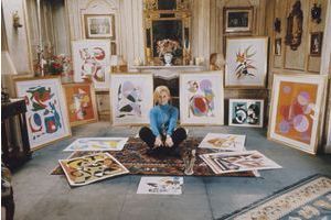 Michèle Morgan parmi certains de ses tableaux.