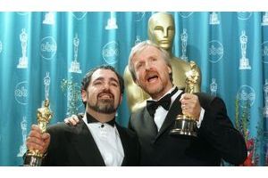  En 1998, James Cameron et son procuteur Jon Landau avaient raflé 12 statuettes, un record.