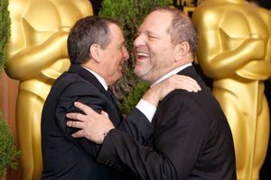 Harvey Weinstein dans les bras du président de l'académie des Oscars de l'époque, Tom Sherak lors de la cérémonie des Oscars 2012.