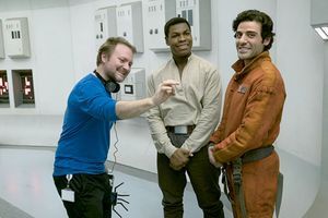 Rian Johnson sur le tournage des "Derniers Jedi" avec John Boyega et Oscar Isaac.