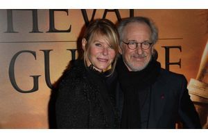 Steven Spielberg et son épouse Kate Capshaw avant l'avant-première de "Cheval de guerre", donnée à la Cinémathèque de Paris. 