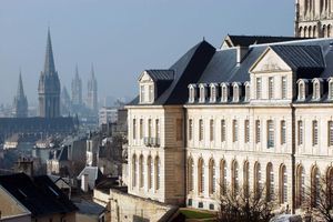 L'Abbaye aux Dames à Caen abrite le siège du Conseil régional de Normandie. 