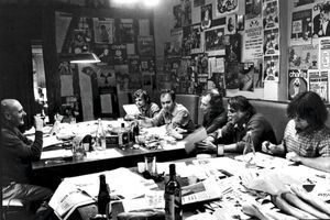  Fin de bouclage : ils travaillent, cassent la croûte, carburent à l’humour mais pas seulement… avec, de gauche à droite, Choron, Reiser, Wolinski, Gébé, Cavanna et Cabu, en 1979. 