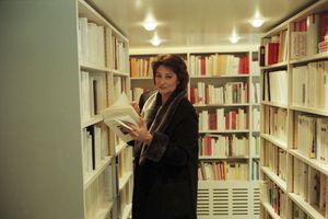 Sylviane Agacinski feuilletant un livre à la librairie "La Hune", boulevard Saint-Germain à Paris. Photo d'illustration.