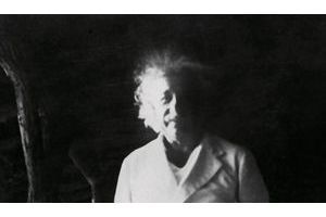  Le professeur Albert Einstein à Woodridge, en 1938. Sur cette photo d’amateur, on distingue à peine le porche d’un des six cottages identiques