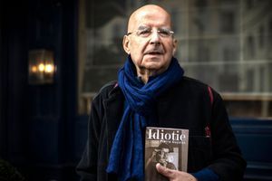 Pierre Guyotat tenant le livre "Idiotie".