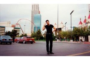  « Il faut être fou pour monter dans le grand huit à Las Vegas ». Patrick Bauwen devant celui de l’hôtel New York.