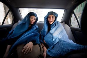 Manon Quérouil-Bruneel et Véronique de Viguerie en reportage. Les deux femmes portent la burqa, obligatoire pour pouvoir travailler dans la province afghane. 