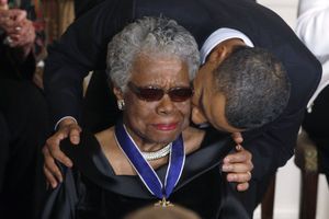 Maya Angelou, ici avec Barack Obama, lors de la remise de la Médaille présidentielle de la liberté.