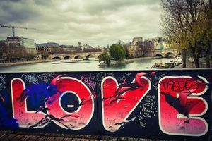 L'amour, toujours, sur le pont des Arts. 