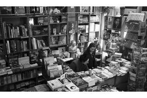  Marie-Rose Guarnieri et une de ses vendeuses dans la librairie des Abbesses.