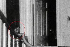 Maison d'Amityville (Etat de New York). Sur ce cliché pris en 1976, un visage aux yeux effrayants. Il s'agirait de l'un des enfants assassinés par le jeune Ronald De Feo. 