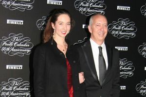 Marlene Taschen avec son père, Benedikt, lors du 50e anniversaire du calendrier Pirelli. 