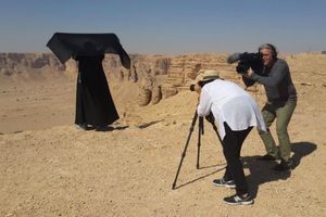 Madeha Al Ajroush en pleine séance photo, filmée par Bernard Cazedepats.