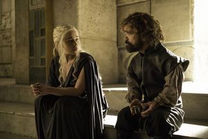 Peter Dinklage (Tyrion Lannister) et Emilia Clarke (Daenerys Targaryen) font partie des acteurs dont le salaire a été revu à la hausse. 