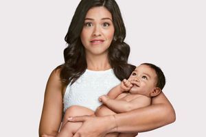 Jane (Gina Rodriguez) et le petit Mateo. 